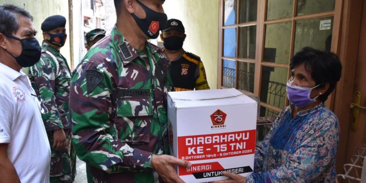 HUT Ke-75 TNI, Kaskogartap Bagikan Paket Sembako