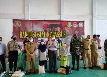Ringankan Beban Masyarakat Terdampak Covid-19, Kopassus Bagi Sembako ke Warga Sukabumi