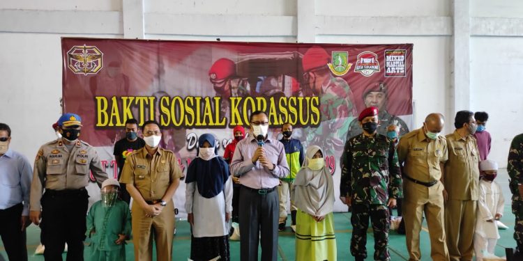 Ringankan Beban Masyarakat Terdampak Covid-19, Kopassus Bagi Sembako ke Warga Sukabumi