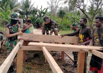 Prajurit Satgas Pamtas Yonif 125 Turut Gotong Royong Bangun Dermaga
