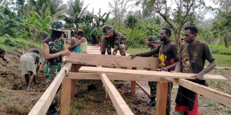 Prajurit Satgas Pamtas Yonif 125 Turut Gotong Royong Bangun Dermaga