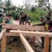 Prajurit Satgas Pamtas Yonif 125 Turut Gotong Royong Bangun Dermaga