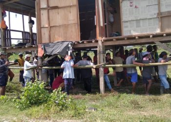 Prajurit Pamtas Yonif 413 Kostrad Bantu Warga Pindahkan Rumah