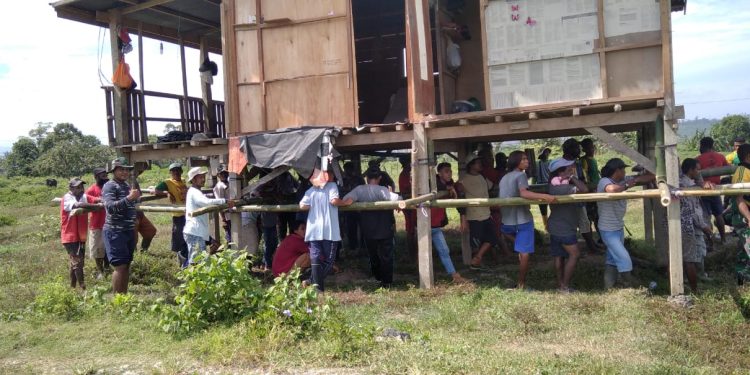 Prajurit Pamtas Yonif 413 Kostrad Bantu Warga Pindahkan Rumah