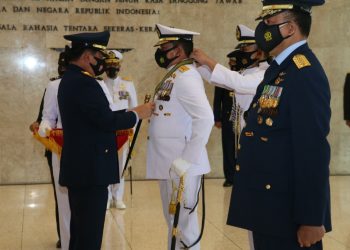 Panglima TNI Sematkan Bintang Kehormatan ke KSAL dan KSAU