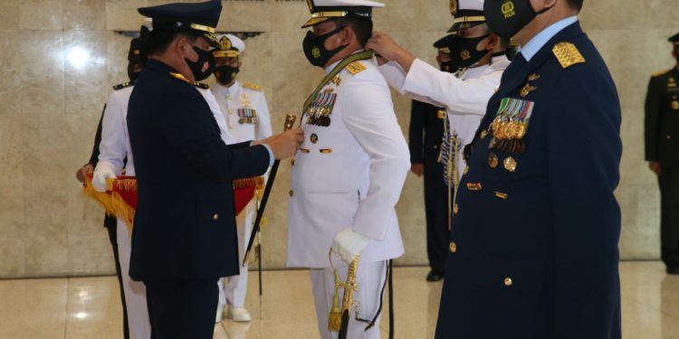 Panglima TNI Sematkan Bintang Kehormatan ke KSAL dan KSAU