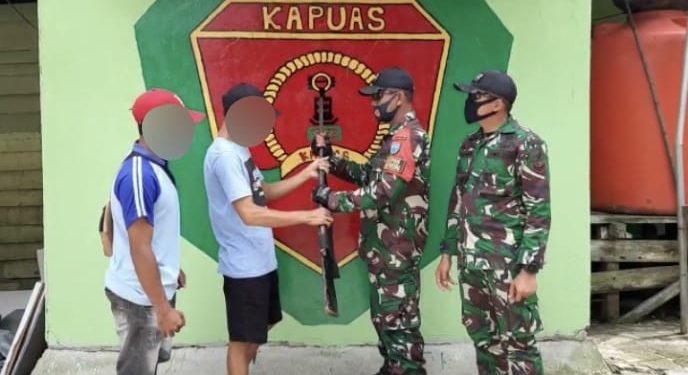 Bukti Kedekatan Masyarakat, Satgas RI-Malaysia: Satu Pucuk Senjata Warga Diserahkan