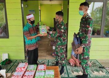 Peringati Maulid Nabi Muhammad, Satgas Pamtas Yonif 642 Bagikan Al-Quran
