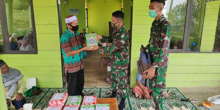 Peringati Maulid Nabi Muhammad, Satgas Pamtas Yonif 642 Bagikan Al-Quran