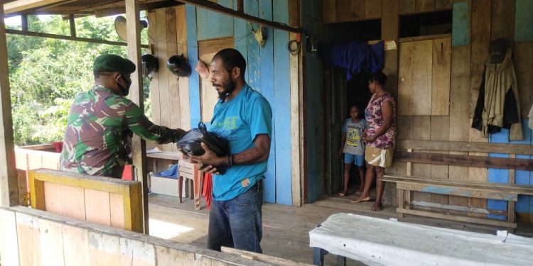 Satgas Yonif 413 Kostrad Berbagi Sembako ke  Masyarakat Perbatasan