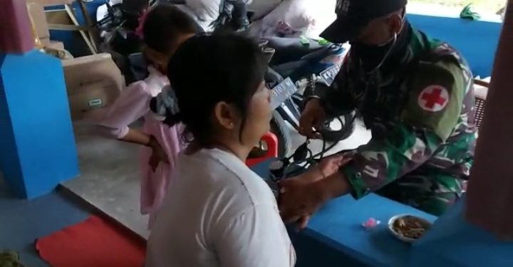 Berikan Layanan Kesehatan, Dansatgas Yonif 642: Bukti Kepedulian Personel pada Warga Perbatasan