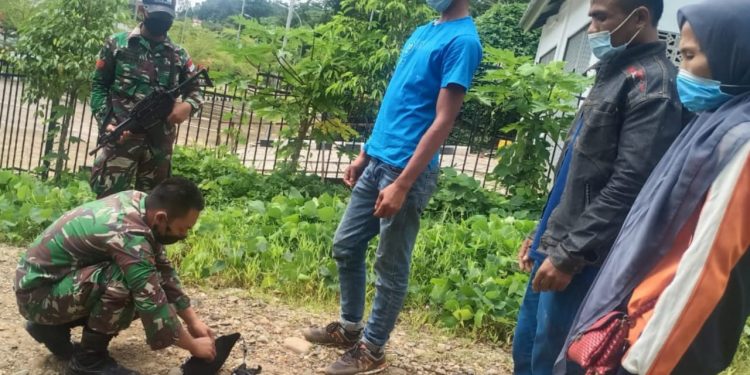 Satgas Yonif 642/Kapuas Amankan Tiga Orang Pelintas Batas Ilegal