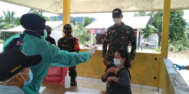 Cegah Covid-19, Satgas Pamtas Yonif 642 Jalankan Protokol Kesehatan Terhadap Pekerja Migran