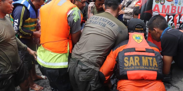 Tak Kenal Lelah, Prajurit Taifib 2 Marinir Akhirnya Temukan Korban Tenggelam di Kali Buntung