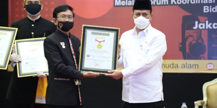 Raih Rekor MURI, Kepala BNPT: Waspadai Ideologi Radikal yang Disusupkan di Medsos