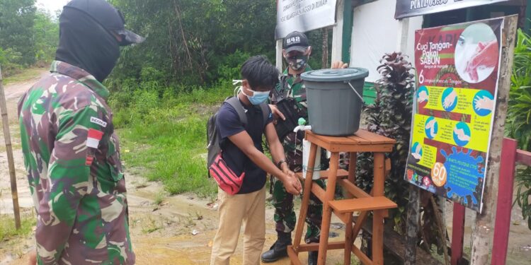 Perketat Pengawasan Jelang Akhir Tahun, Satgas Pamtas Yonif 642 Amankan Pekerja Migran Non Prosedural