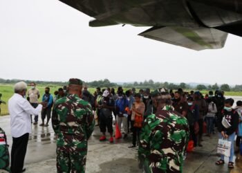 Panglima TNI Turunkan Pesawat Hercules, Bantu Masyarakat Papua Rayakan Natal