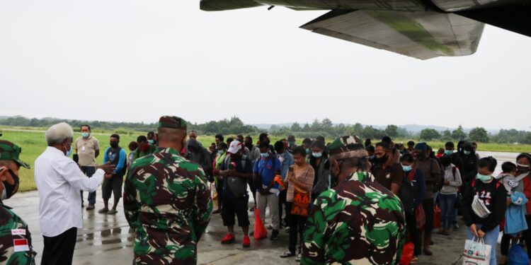 Panglima TNI Turunkan Pesawat Hercules, Bantu Masyarakat Papua Rayakan Natal