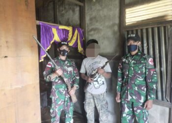 Satgas Yonif Kapuas Kembali Terima Dua Pucuk Senjata dari Warga Perbatasan