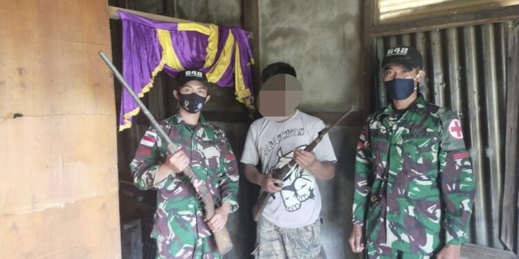 Satgas Yonif Kapuas Kembali Terima Dua Pucuk Senjata dari Warga Perbatasan