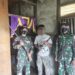 Satgas Yonif Kapuas Kembali Terima Dua Pucuk Senjata dari Warga Perbatasan