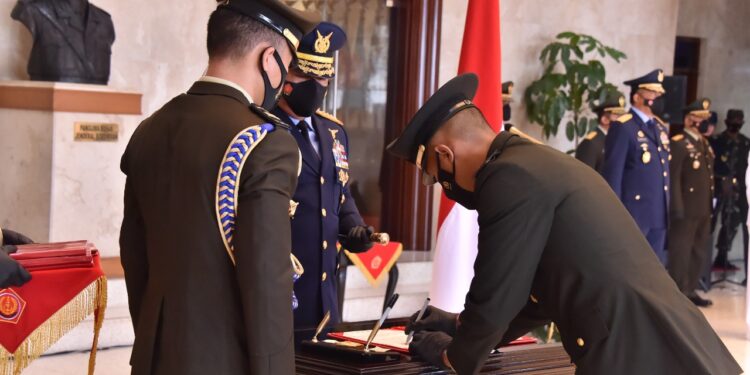 Lantik Tenaga Kesehatan, Panglima TNI Tekankan Pentingnya Penanganan Covid-19