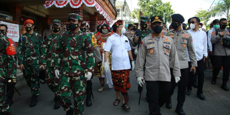 Pastikan Penerapan Prokes Covid-19, Panglima TNI Bersama Kapolri Kunjungi Pasar Tradisional Bali