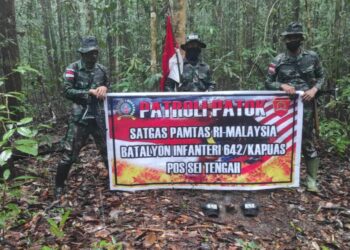 Menjaga Batas Negara, Satgas Pamtas RI-Malaysia Lakukan Patroli Patok Perbatasan