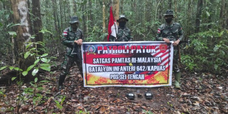 Menjaga Batas Negara, Satgas Pamtas RI-Malaysia Lakukan Patroli Patok Perbatasan