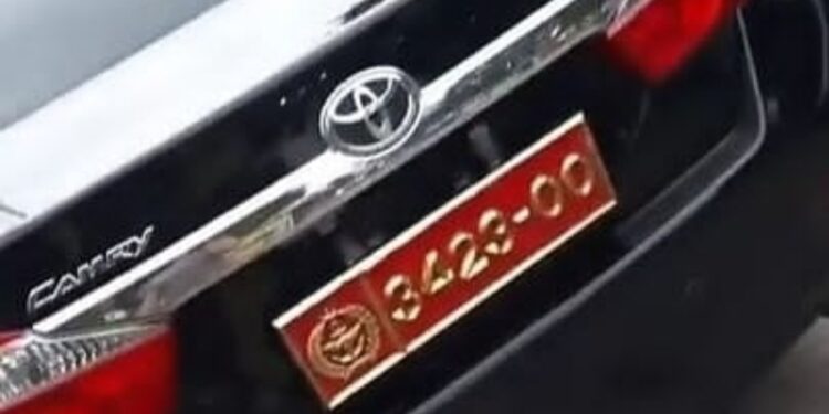 Viral Wanita Pamer Mobil Dinas TNI, Mabes TNI: Plat Nomornya ‘Bodong’