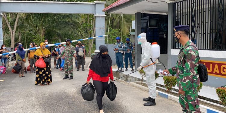 Patroli Gabungan TNI AL Gagalkan Kapal Tanpa Dokumen Bawa PMI Ilegal