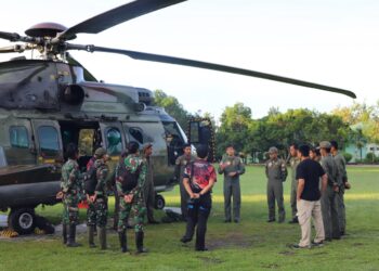 TNI Evakuasi Dua Jenazah Teroris Poso dengan Helikopter