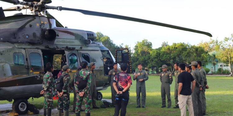TNI Evakuasi Dua Jenazah Teroris Poso dengan Helikopter