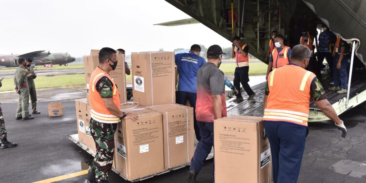 Panglima TNI Kerahkan Hercules Angkut Alkes Covid-19 ke Sumatera