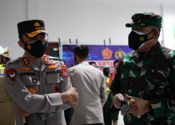 Peduli Sesama, Korem 143/HO bersama Polda Sultra Bagikan Sembako