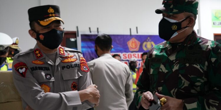 Peduli Sesama, Korem 143/HO bersama Polda Sultra Bagikan Sembako