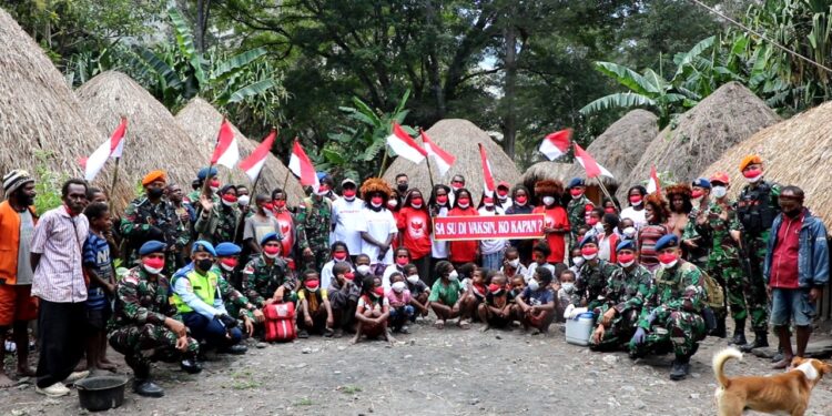Tim Medis Lanud Silas Papare Vaksinasi Door to Door Hingga Pegunungan Tengah Papua