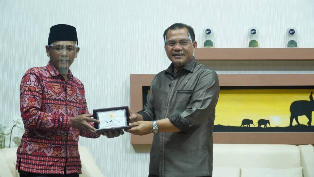 Dir Cegah BNPT beri Penghargaan kepada Kades Sidodadi Asri, Lampung Tengah