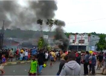 Warga Manokwari Barat Blokade Jalan, Ini Penyebabnya