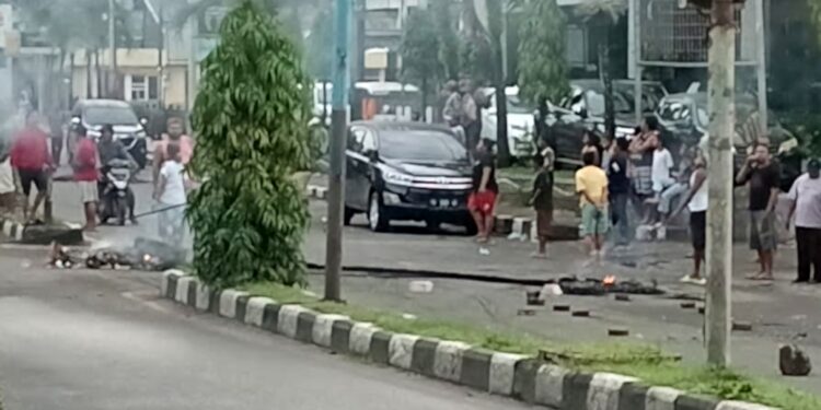 Pemilik Akun Tak Ditetapkan Tesangka, Warga Manokwari Blokir Jalan?