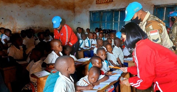 Peringatan Hari Buku, Satgas TNI Konga Ajak Anak Kongo Gemar Membaca