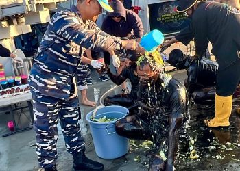 Sebanyak 18 Prajurit KRI SIM-367 Laksanakan Tradisi Mandi Khatulistiwa