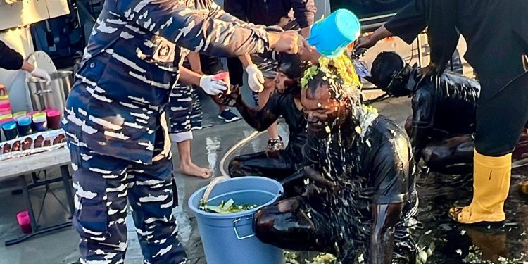 Sebanyak 18 Prajurit KRI SIM-367 Laksanakan Tradisi Mandi Khatulistiwa