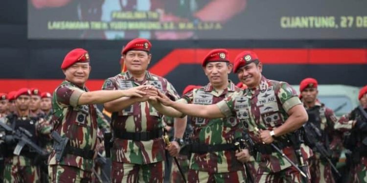 Jenderal Dudung Sematkan Brevet Kopassus ke Panglima TNI dan Kapolri
