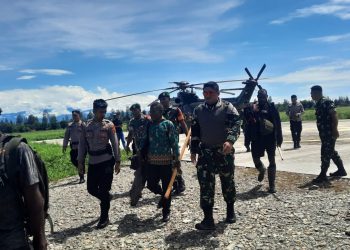 Tim Gabungan TNI-Polri Evakuasi 18 Masyarakat Sipil