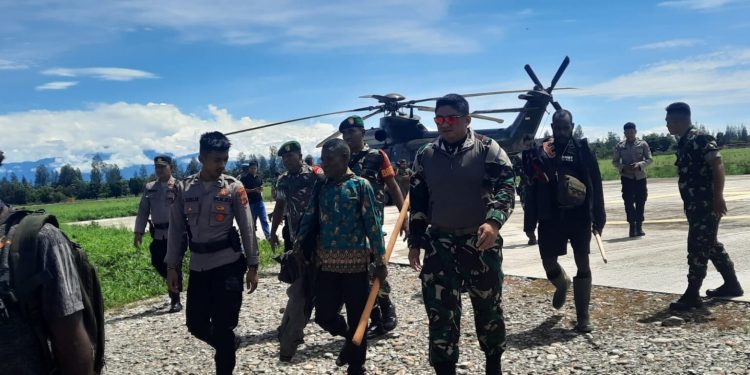 Tim Gabungan TNI-Polri Evakuasi 18 Masyarakat Sipil