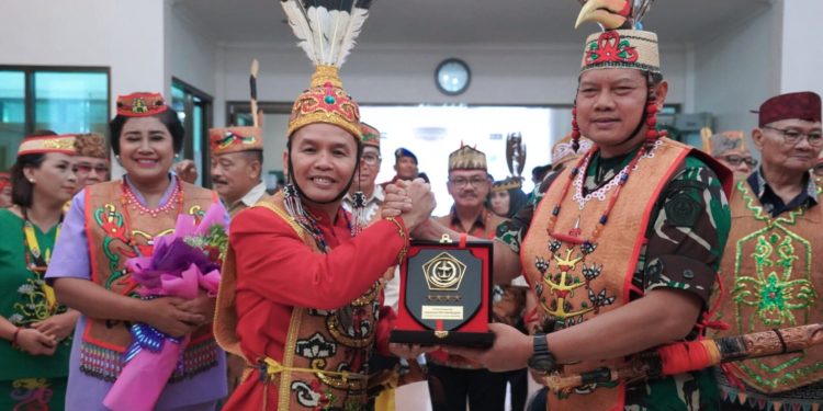 Panglima TNI Terima Penganugerahan Gelar Adat Dayak