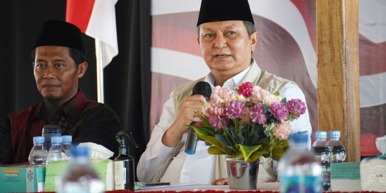 Kepala BNPT Komjen Pol. Rycko Amelza Dahniel melakukan halal bihalal dengan mitra deradikalisasi di Brebes