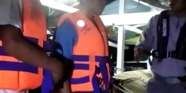 Bakamla RI Evakuasi Dua Korban Kecelakaan Perahu di Perairan Teluk Kendari
