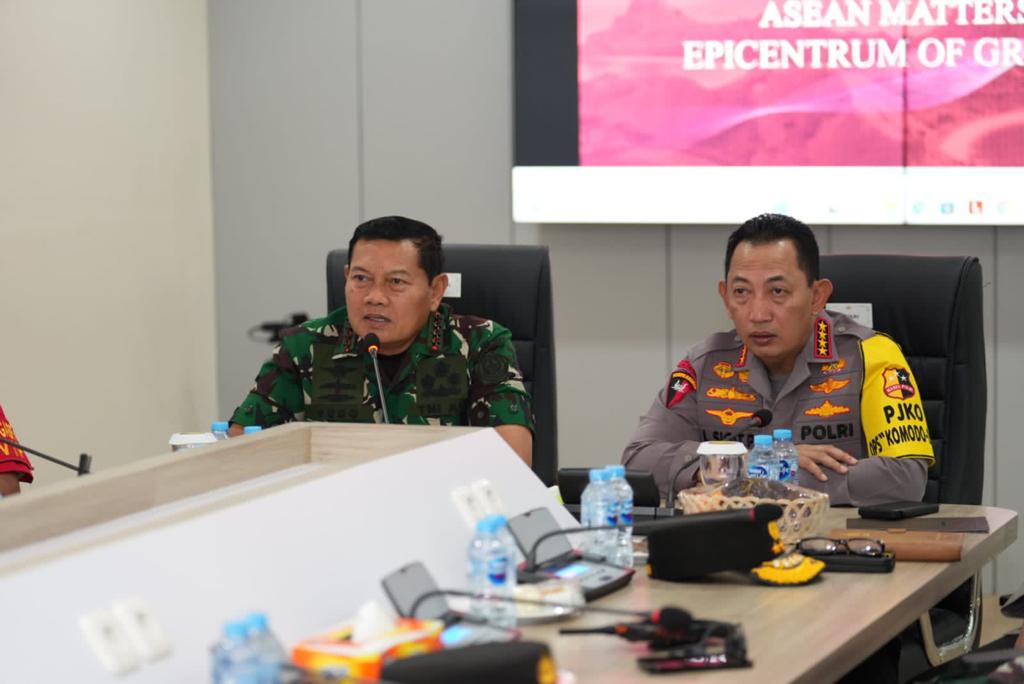 Panglima TNI, Laksamana TNI Yudo Margono, bersama Kapolri, Jenderal Polisi Listyo Sigit Prabowo